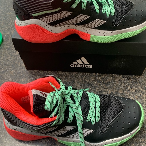 Size 9 Basketball shoe - Picture 4 of 7